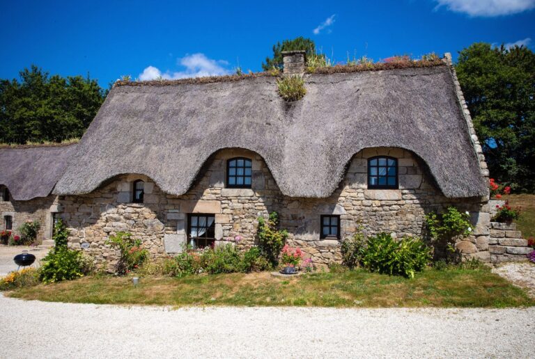 Le Pressoir Cottage bathed in sunlight